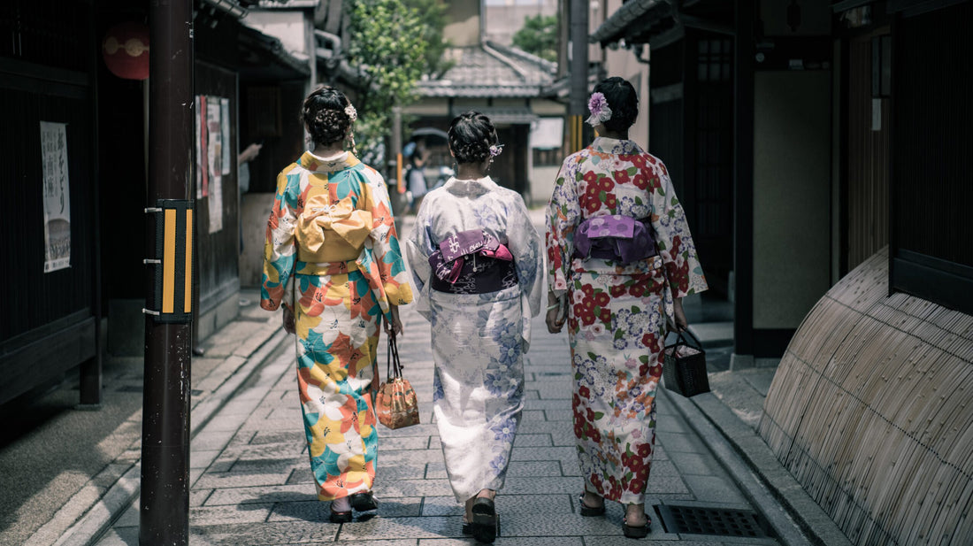 EL ARTE Y LA ELEGANCIA DE LOS KIMONOS JAPONESES AKA ROUGE